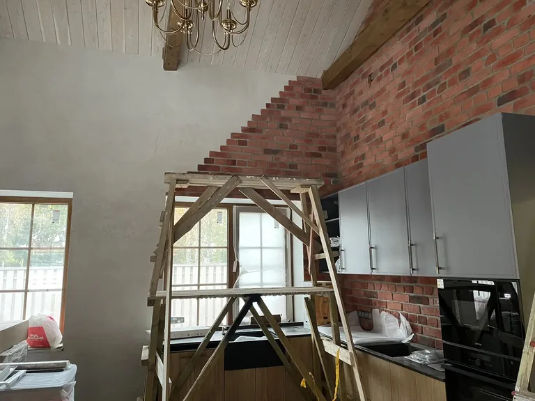 Кухня с кирпичной стеной на этапе монтажа